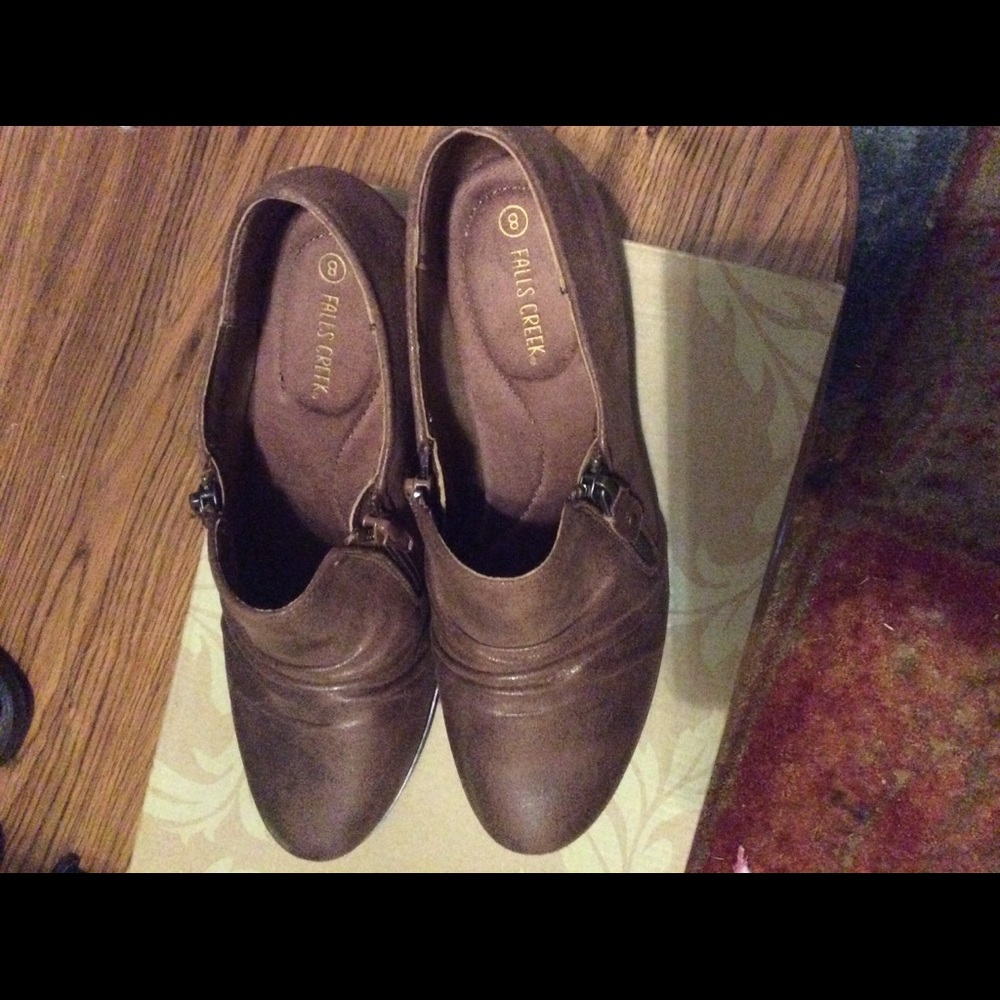 Cute NWOB Ankle boots with zipper details.